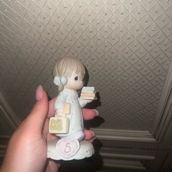 Precious Moments Figurine "Growing In Grace Age 5” - Picture 1 of 3